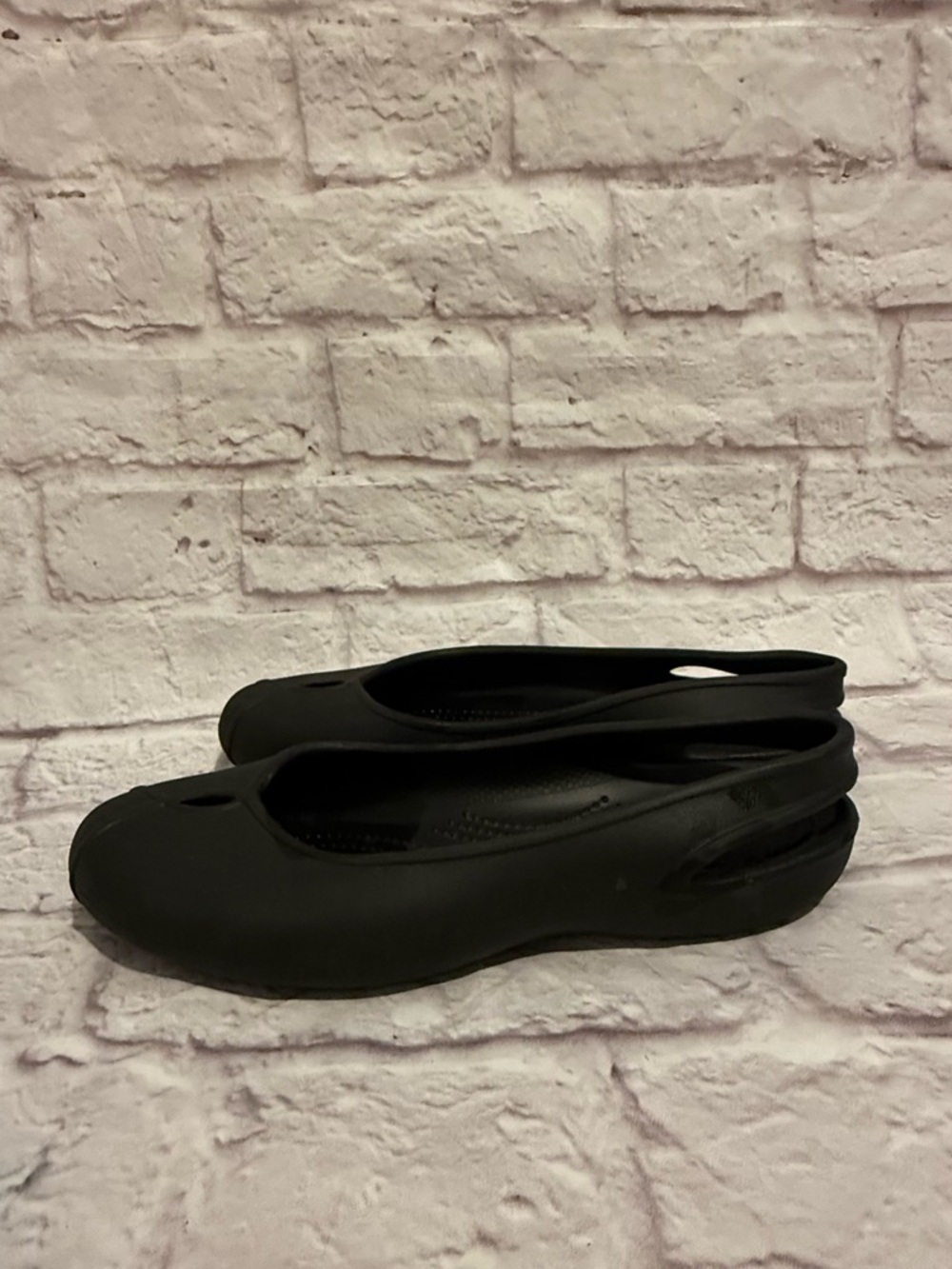 Crocs Women's Olivia II flats ballet-inspired design with a slingback woman’s 9